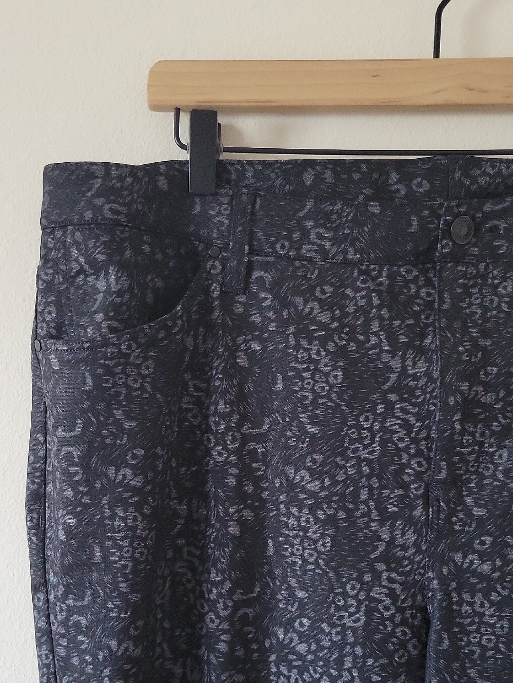 Chico's Black Grey Leopard Animal Print Slim Leg Ponte Pant Size XL/16R - Picture 2 of 7